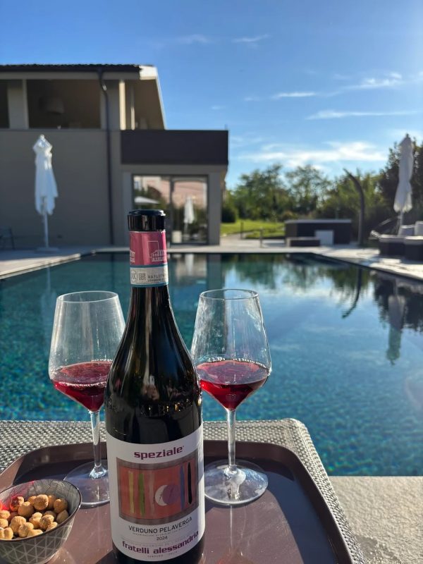 Aperitivo-Verduno-Pelaverga-in-piscina-allo-Speziale-Wine-Resort