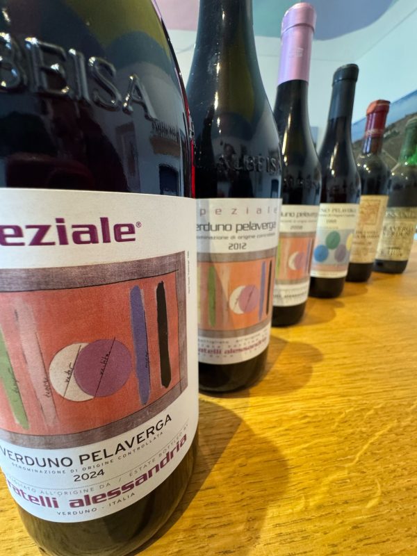 Foto delle etichette del Verduno Pelaverga Speziale nel tempo della cantina Fratelli ALessandria